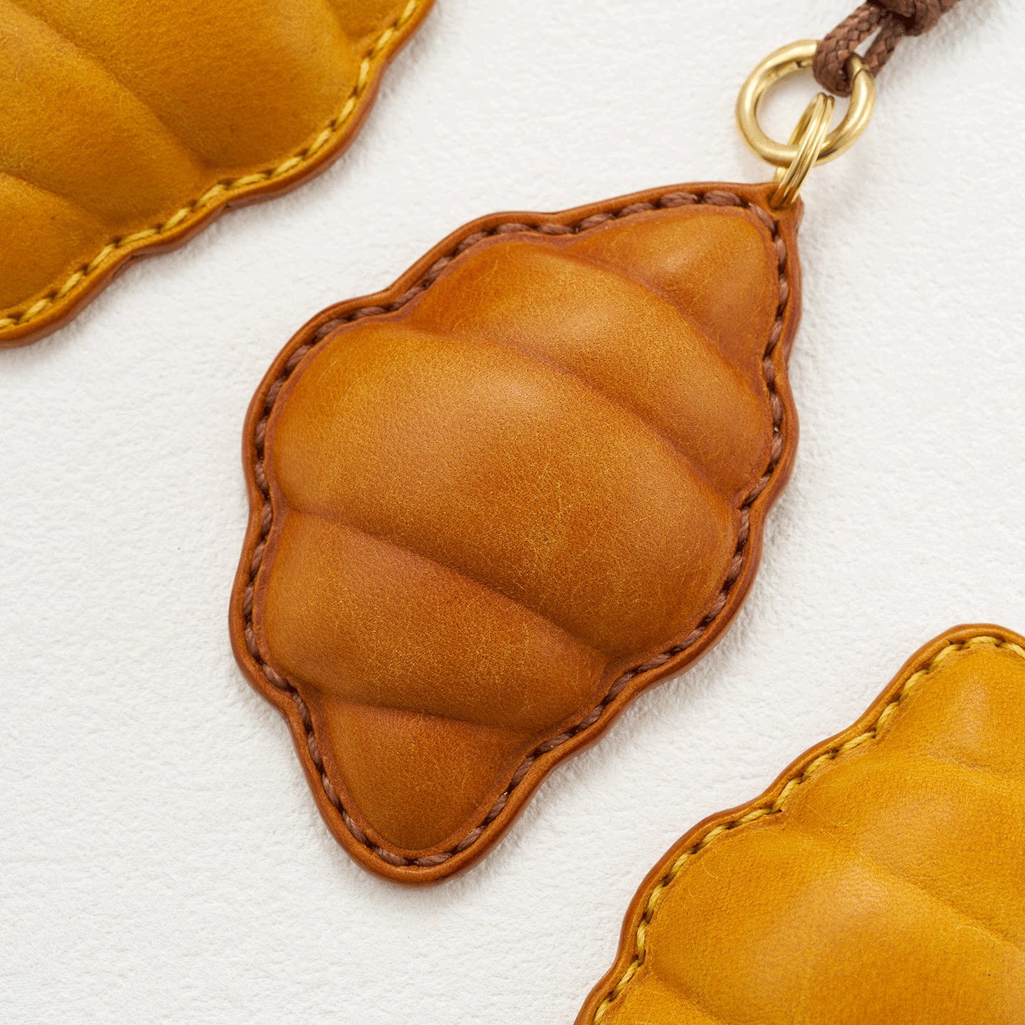 可颂牛角包手工挂件 手账本背包钥匙挂饰 头层牛皮磨砂植鞣工艺