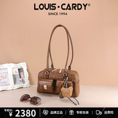 路易卡迪 字母压纹小熊吊饰单肩波士顿包