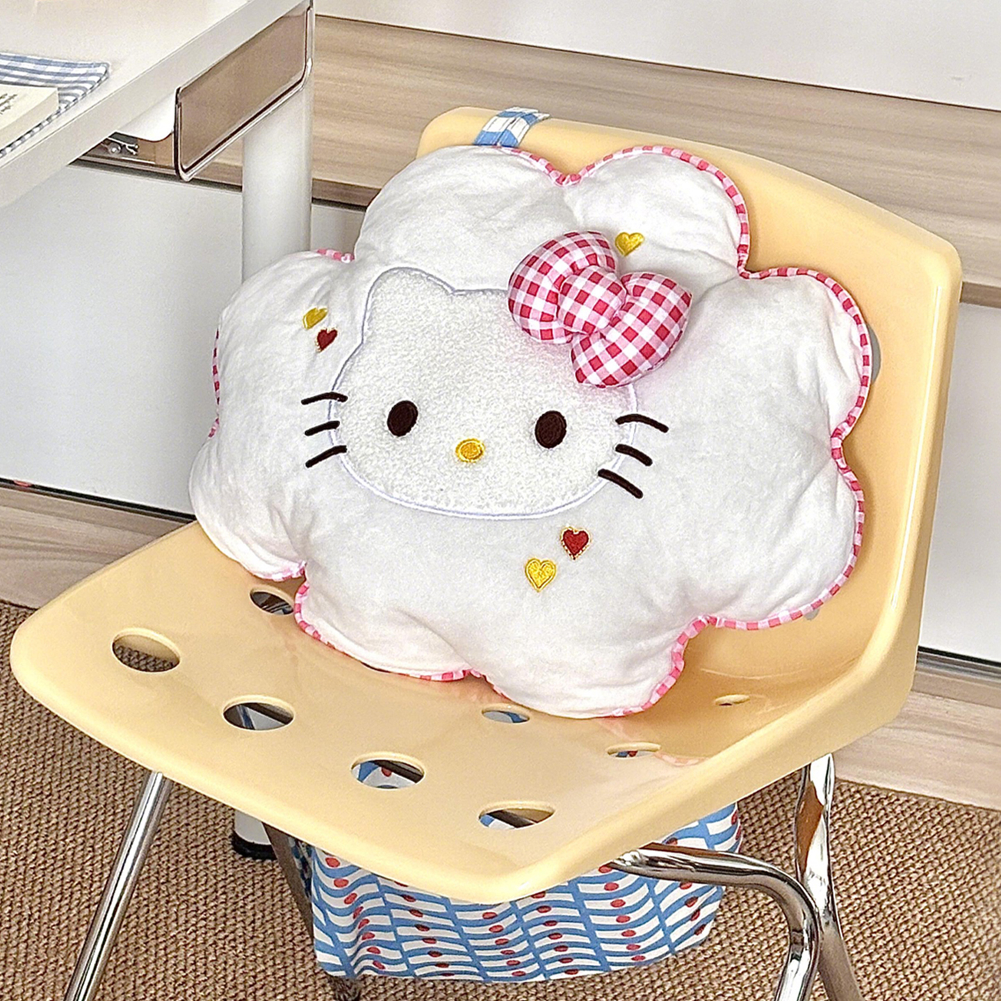 哈喽Kitty抱枕学生宿舍办公室可爱座椅靠垫久坐护腰沙发靠背靠枕