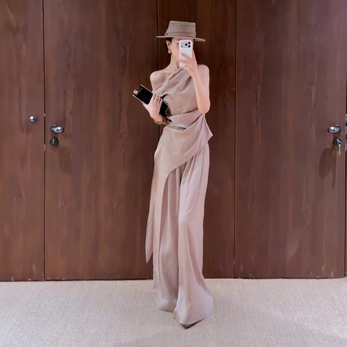 斜裁荡领无袖上衣垂感阔腿裤