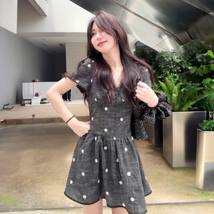 2026夏季绝美减龄温柔风重工掐腰连衣裙女修身显瘦V领短款小黑裙