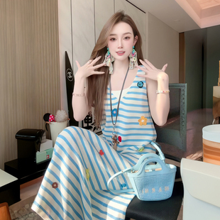 初夏穿搭2025新款多巴胺绝美小裙子蓝色条纹长裙t恤连衣裙子夏季