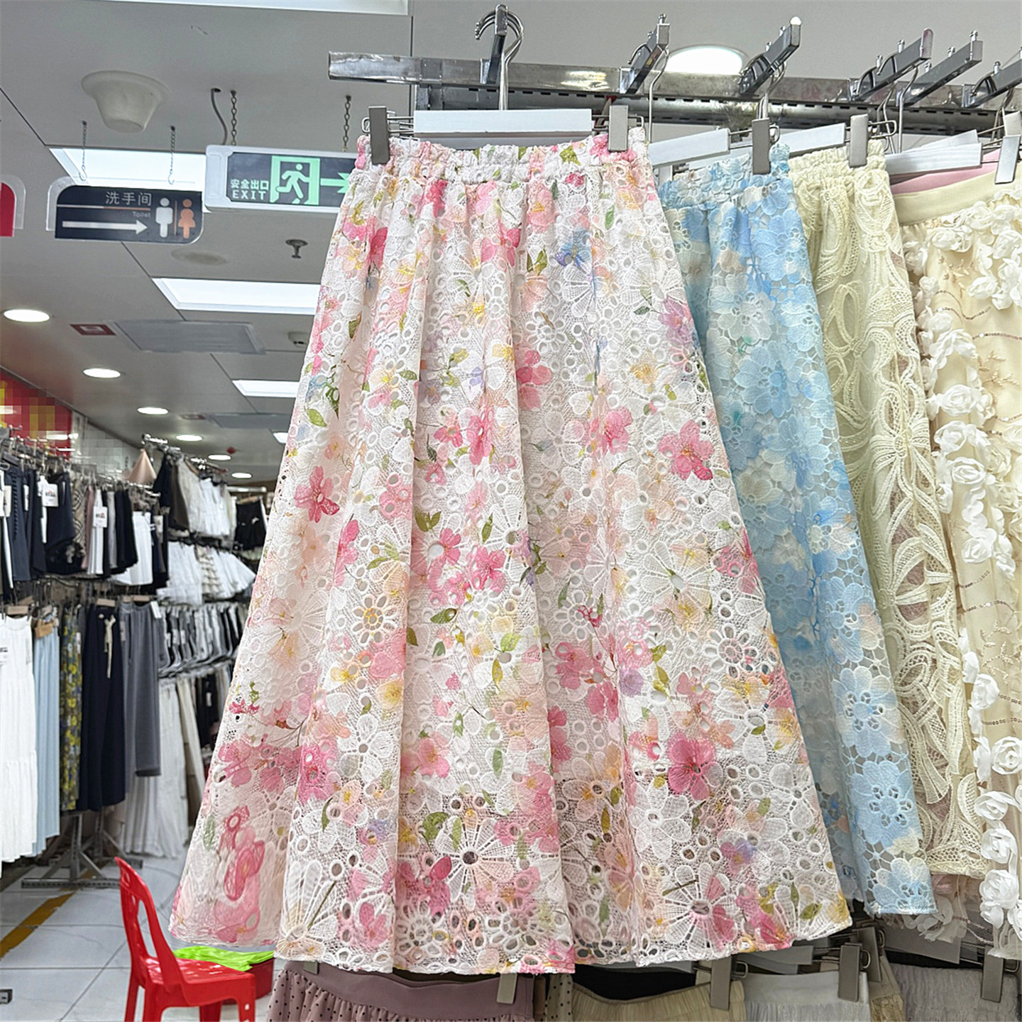 2026夏季新款小清新镂空花朵A字半身裙女度假风显瘦碎花刺绣长裙