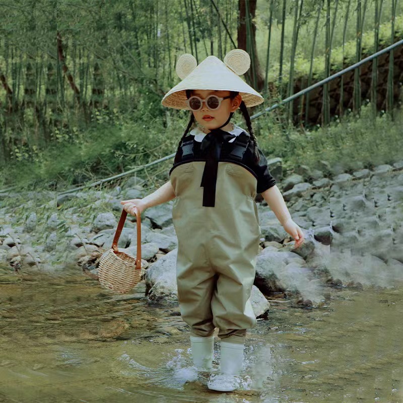 儿童玩水服赶海装备涉水防水裤幼儿园沙滩摸鱼背带连体雨鞋下水裤