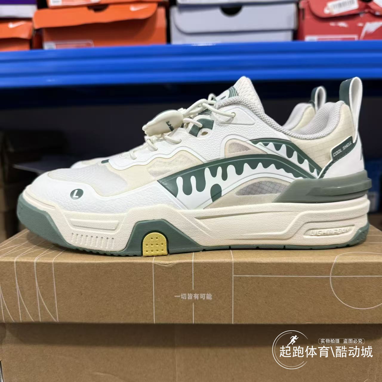 李宁夏季轻便透气休闲鞋