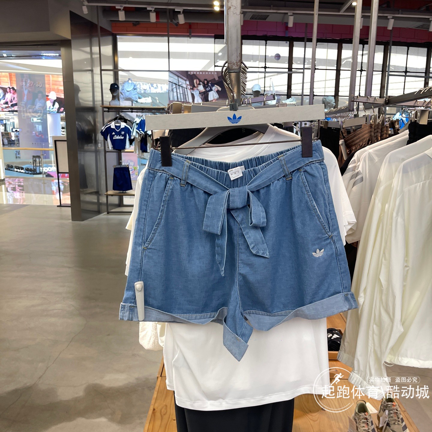 阿迪三叶草女纯棉宽松牛仔短裤