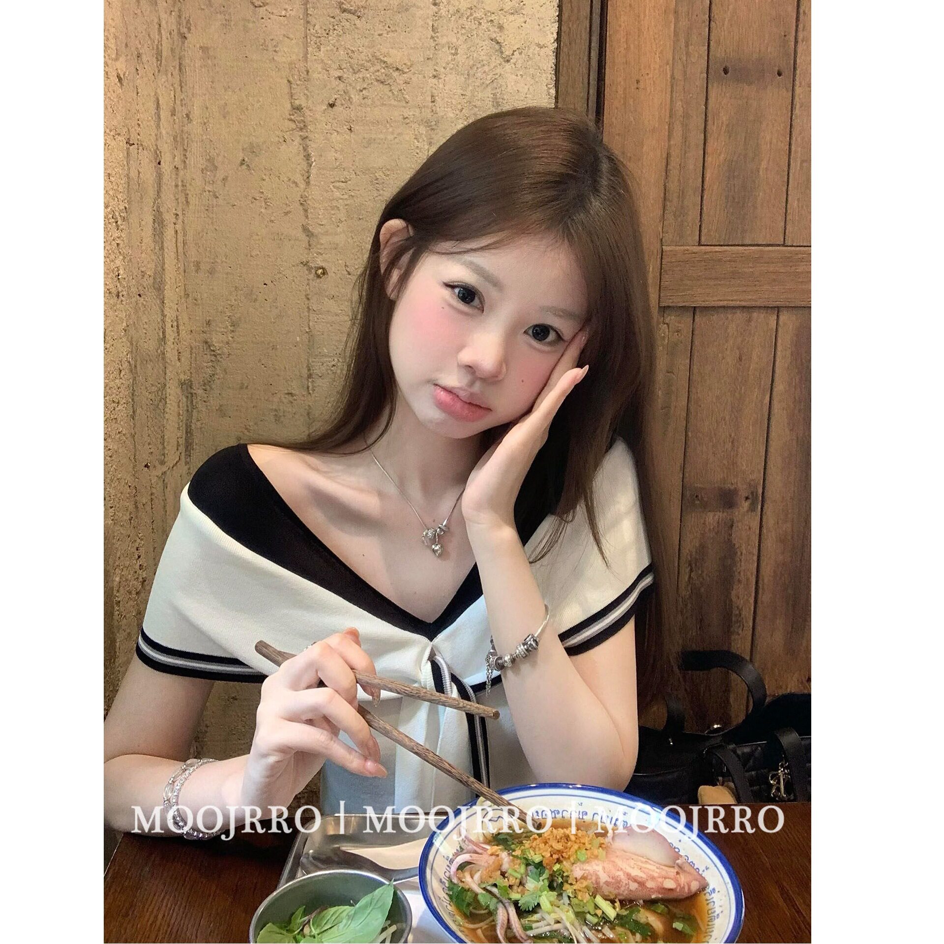 韩系温柔甜美风撞色拼接网纱v领T恤女2026夏新款修身显瘦百搭上衣