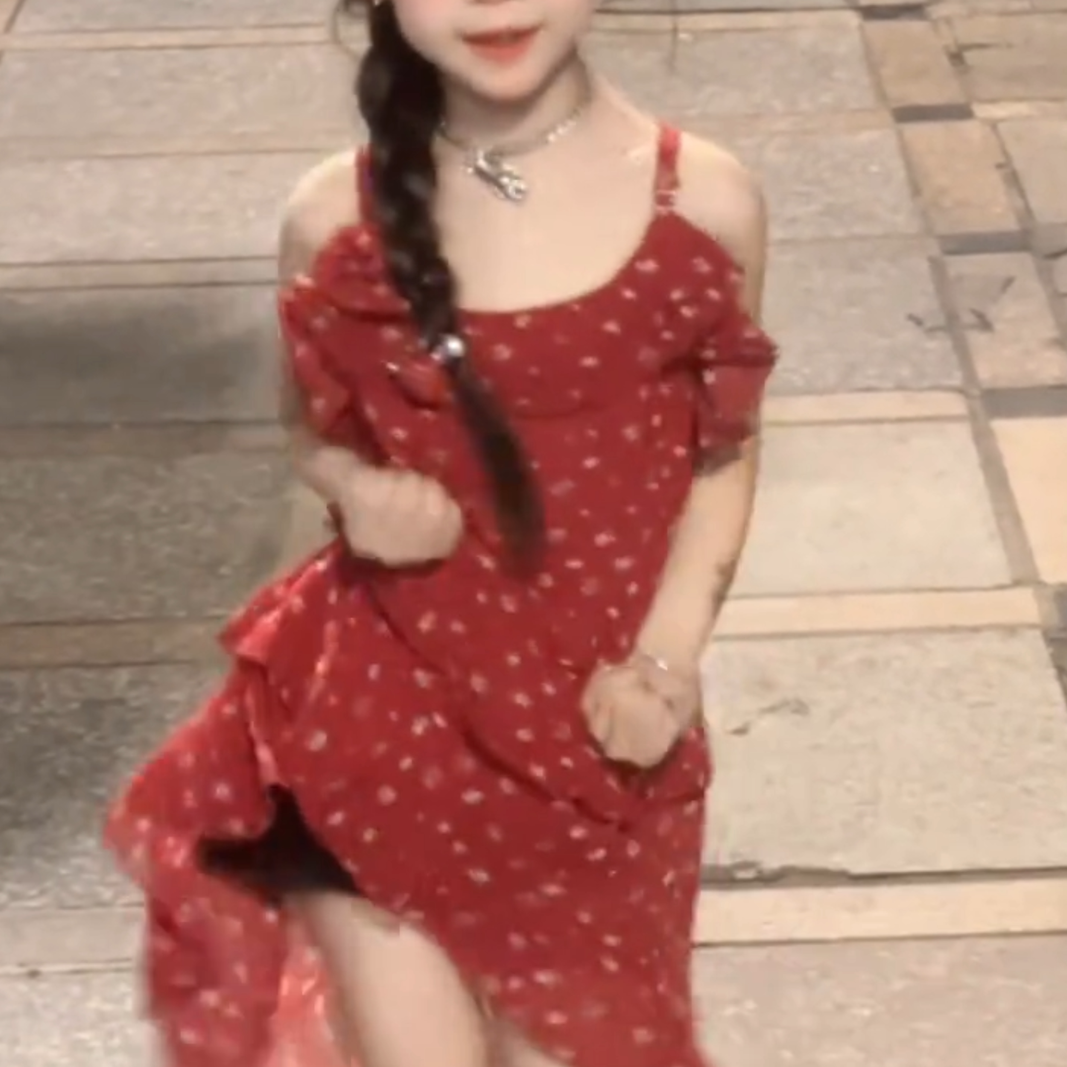 2026新款红色小翠花连衣裙儿童吊带裙不规则荷叶边花朵燕尾中长裙