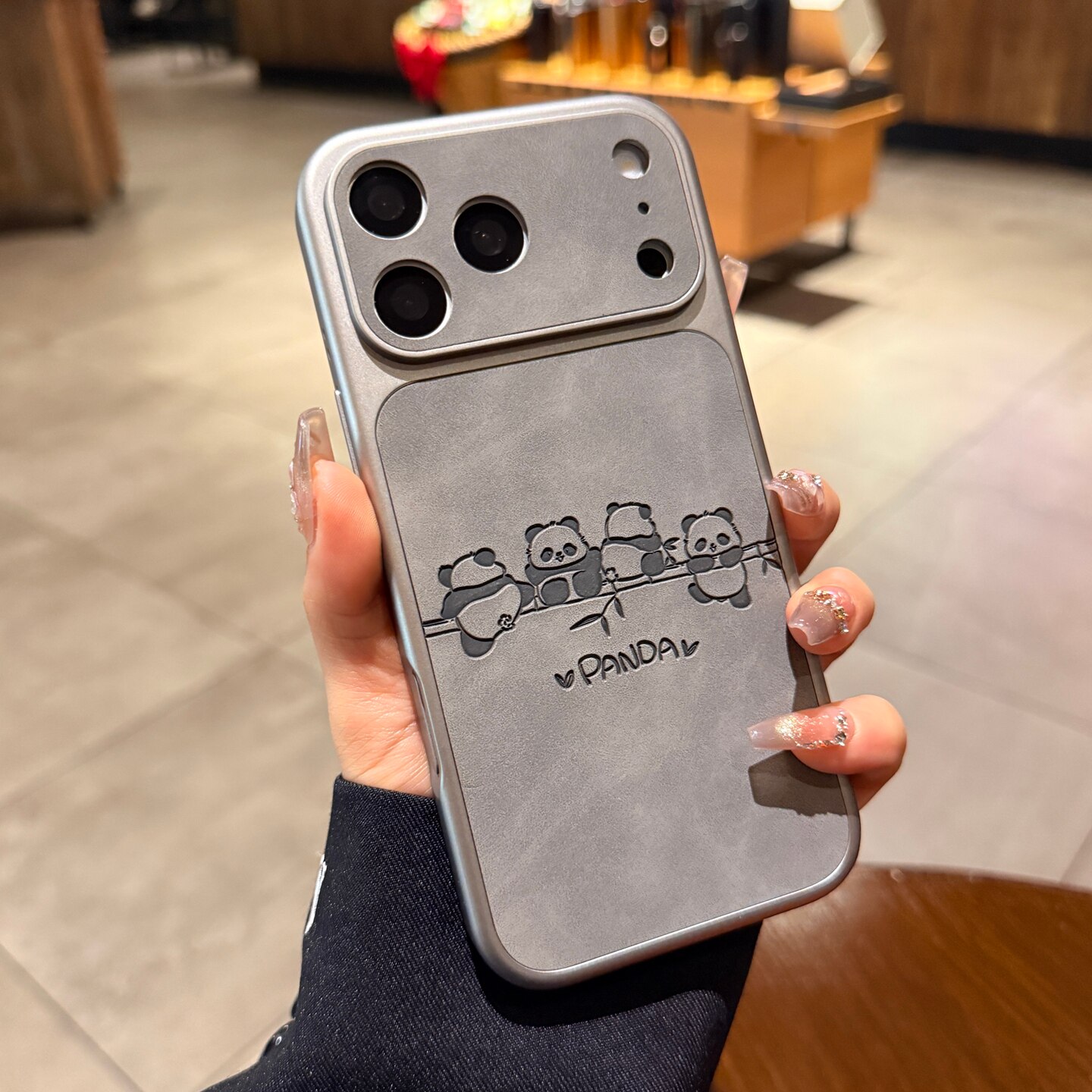 钛灰色耐脏素皮适用苹果18promax手机壳iphone17新款可爱小熊猫16pro秒变大视窗14高级感翻毛皮15保护套情侣