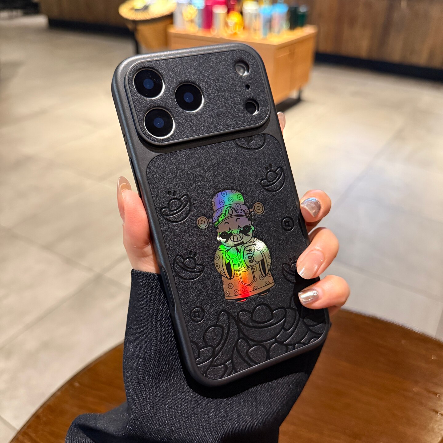创意财神爷适用苹果17promax手机壳Air新款镭射iPhone16pro秒变17大视窗15黑色素皮14小众高级感13保护套男士