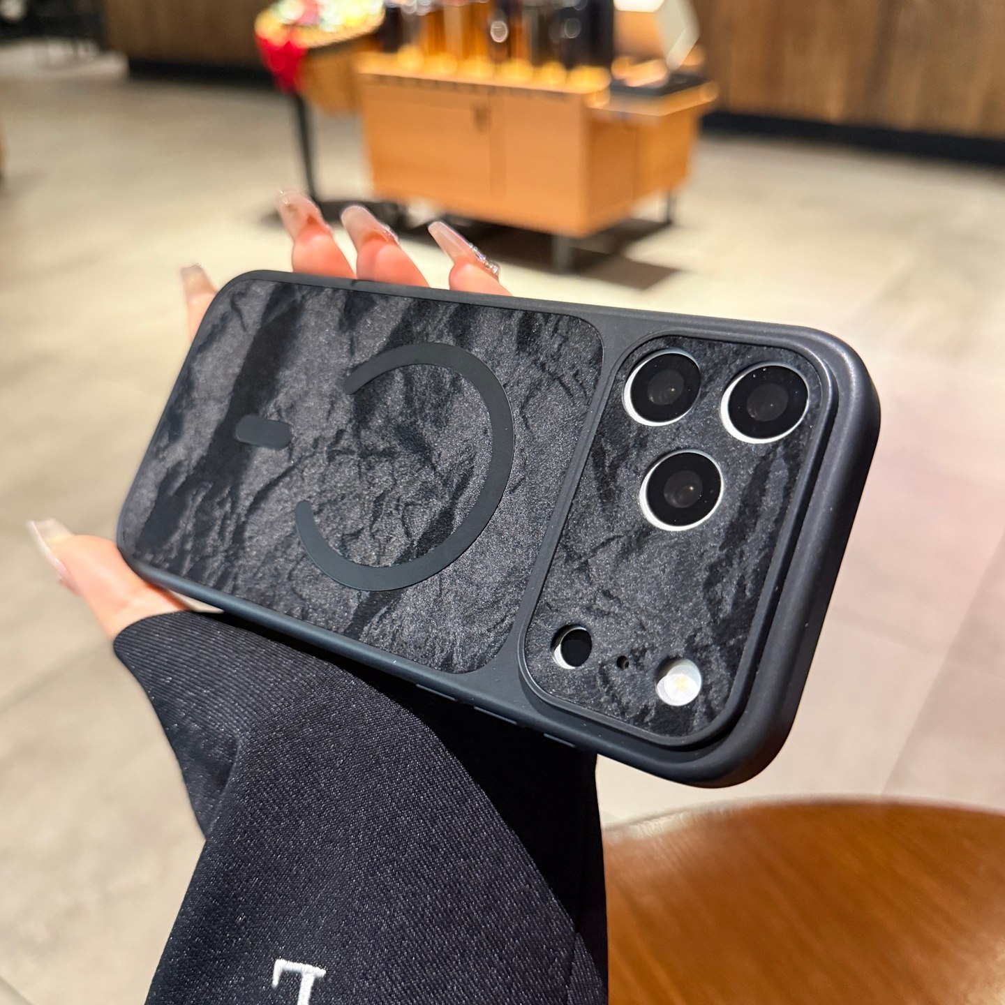 黑色雪山纹绒布皮适用iPhone17promax磁吸手机壳苹果16pro秒变17大视窗镜头14全包相机按键15PM高级13保护套