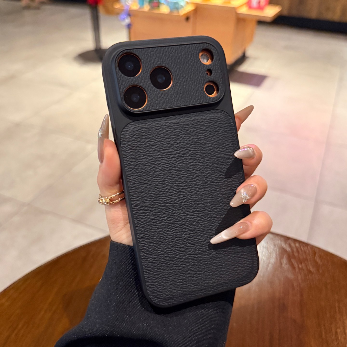 高级感黑色素皮适用苹果17/17promax手机壳iphone16新款荔枝纹15pro秒变17大视窗镜头14情侣简约13保护套男女