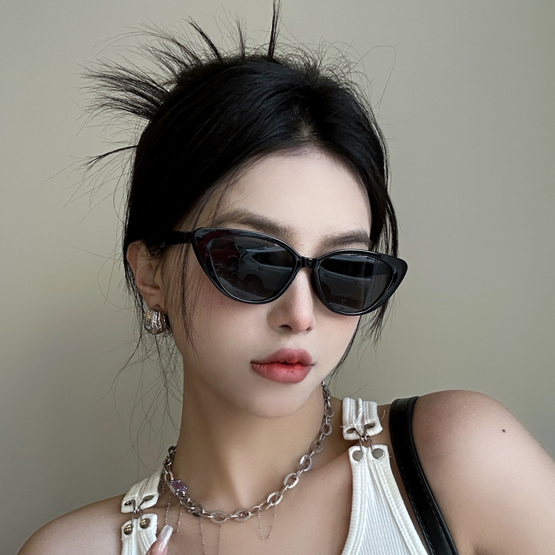 三角猫眼墨镜女款高级感复古小框2025新款小脸欧美风椭圆太阳眼镜