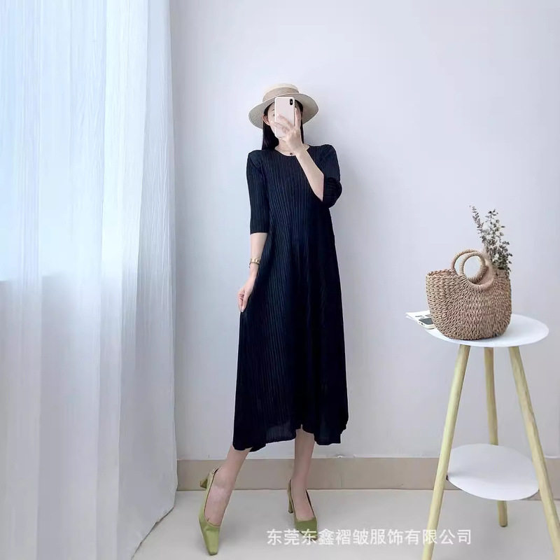 高端女装2025新款夏季褶皱连衣裙褶皱圆领中长款五分袖裙子女