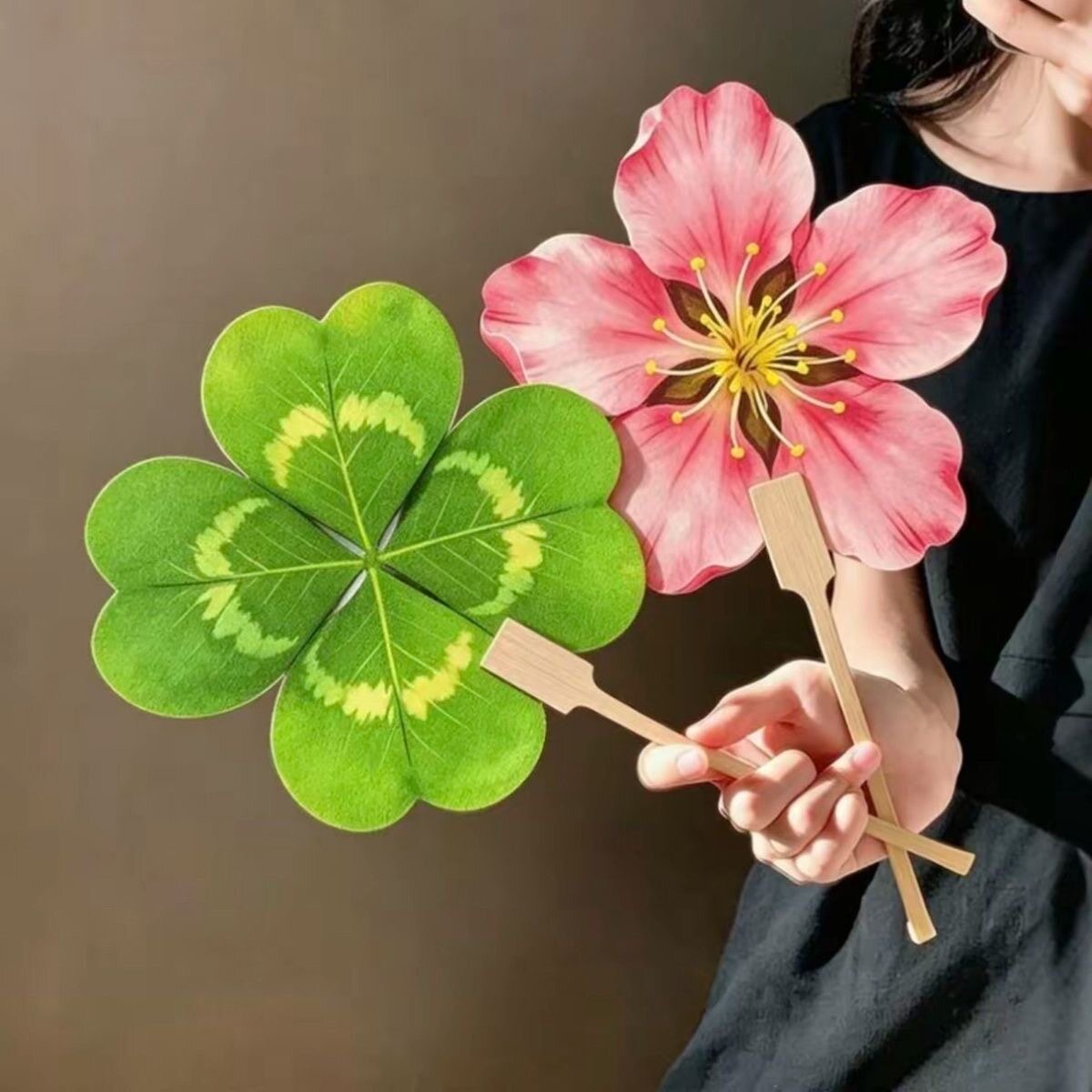 四叶草桃花扇子便携夏天小蒲扇女随身手摇扇高颜值户外拍照道具