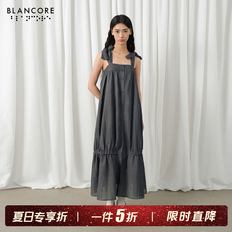 宽松版型；肌理感面料 ；下摆抽皱
