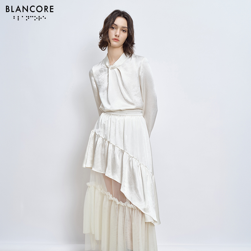 领口扭结设计，宽松版型，进口醋纤面料