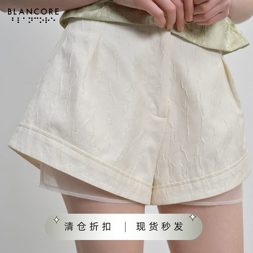 立体浮雕提花面料；立体廓形感裤型；