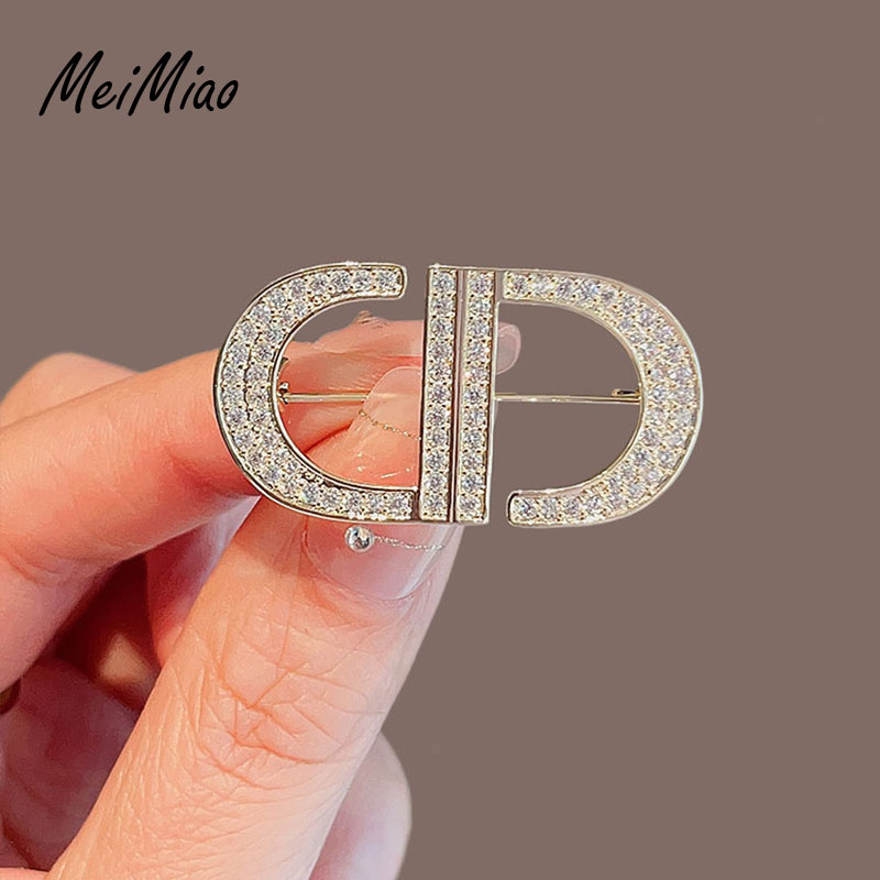 2023新款潮~镶钻CD字母胸针男女