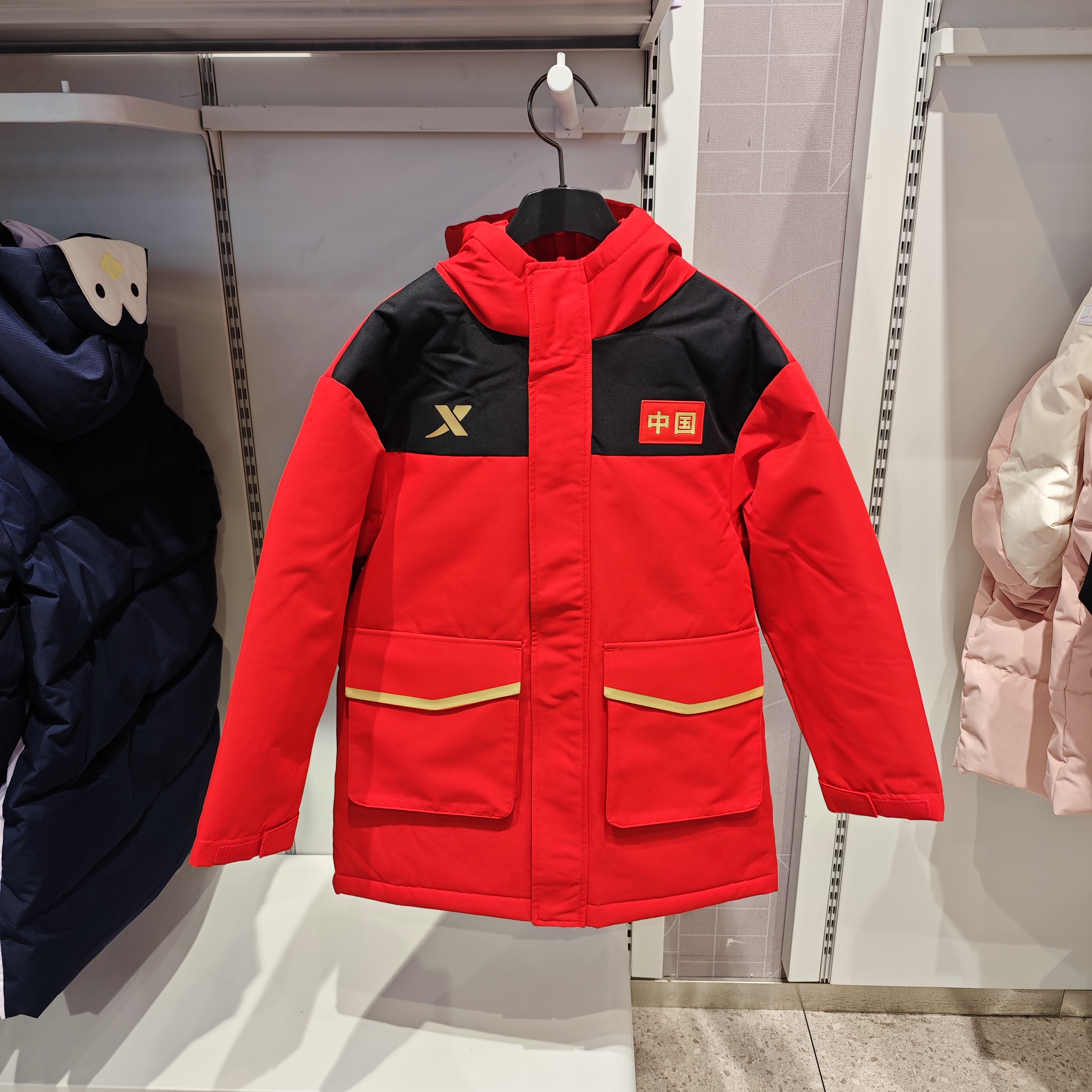 特步儿童2025冬款6741251A4002男中大童防泼水保暖中长款羽绒服