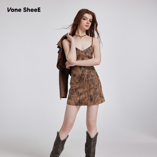 Vone 复古棕色早秋吊带连衣裙女裙子条纹披肩上衣两件套 SheeE美式