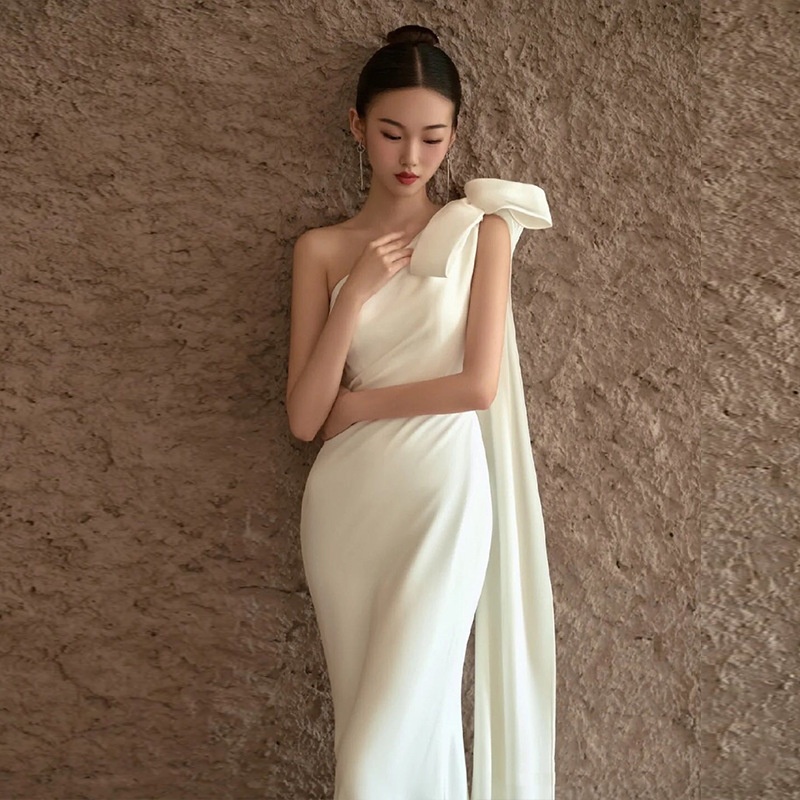 法式缎面轻婚纱2025新款新娘简约气质鱼尾出门纱小拖尾迎宾礼服