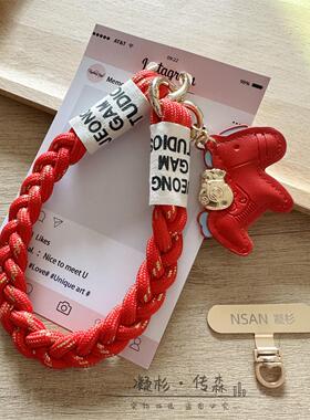 2026年新年红色国风原创伞绳手工编织本命年马上有钱吊坠手机挂绳防丢结实耐用短款手腕高级感带金属垫片男女