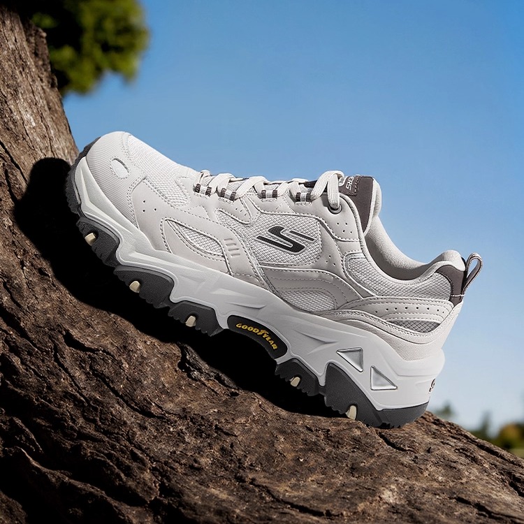 橡胶与EVA材料，轻质吸震，穿着舒适