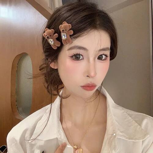 可爱立体小熊植绒发夹女2025新款侧边鸭嘴前额头饰高级感水钻发饰