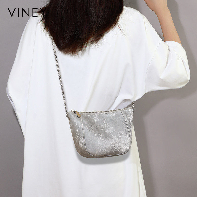 Viney包包2025新款夏天女包斜挎包高级感轻便饺子包单肩链条小包