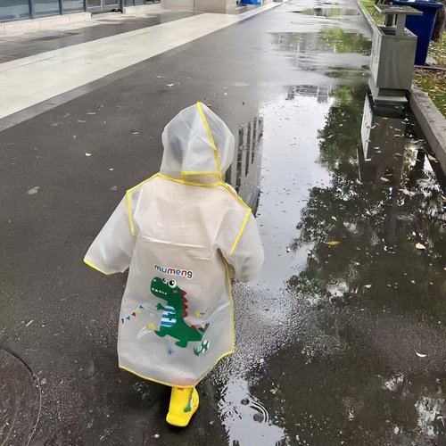 小朋友的雨衣出门踩水的快乐