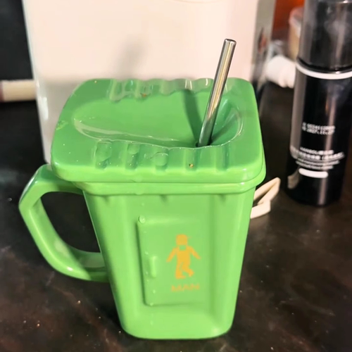 这水杯怎么做到像垃圾桶又像马桶