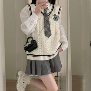 top layered waistcoat wear outer sweater twisted badge