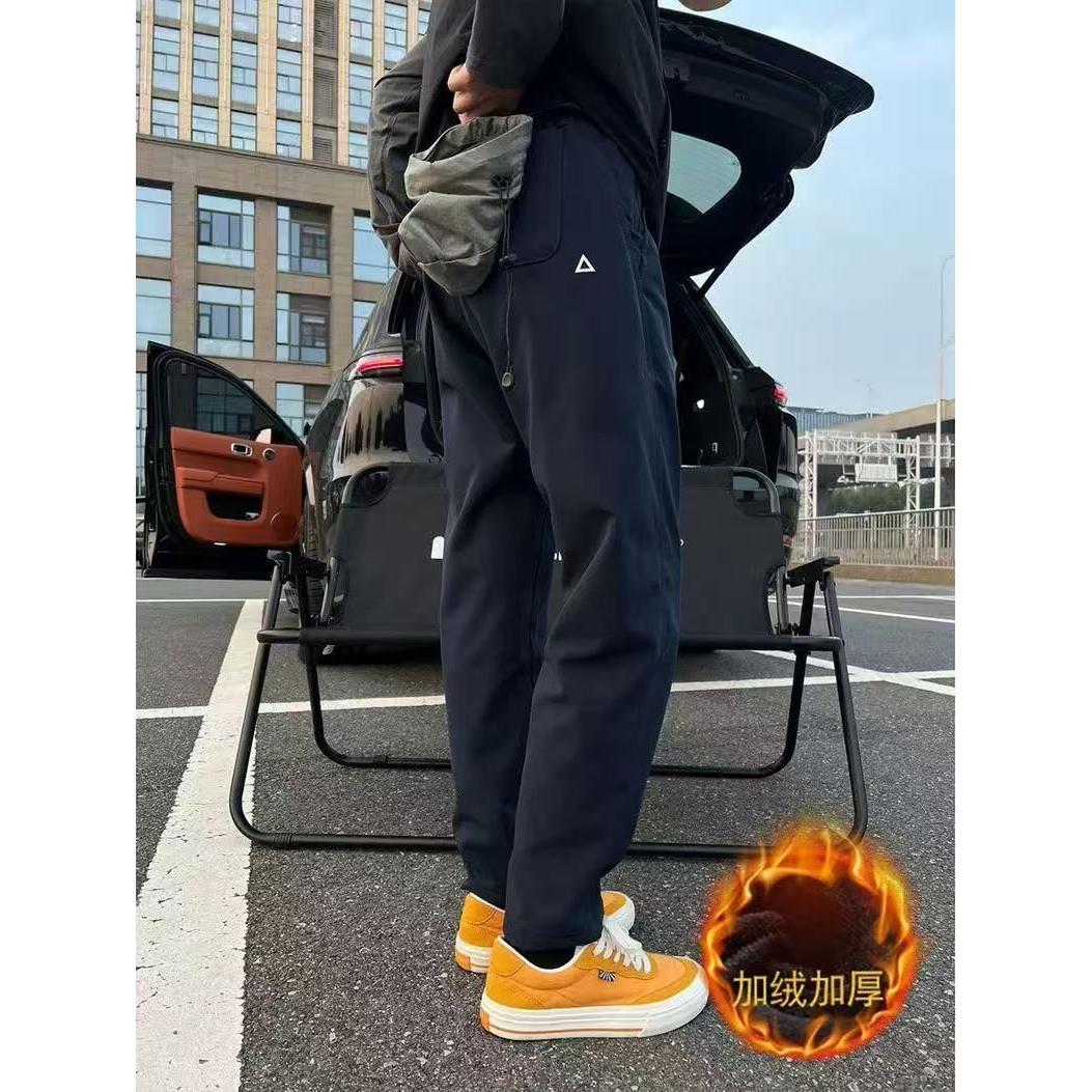 2025年纯色新款加绒冲锋裤男款秋冬三角标微锥徒步登山裤子加厚直