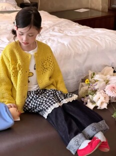 黄色女童针织开衫毛衣套装镂空花朵毛衫格子蕾丝腰裙牛仔裤春秋冬