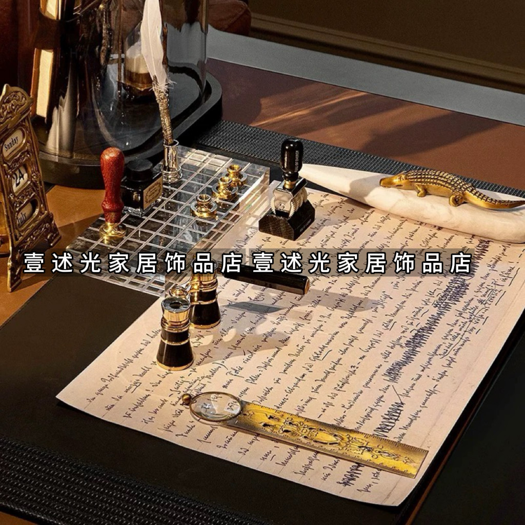 现代简约样板间书房办公桌工作台笔记本签字笔放大镜软装饰品摆件