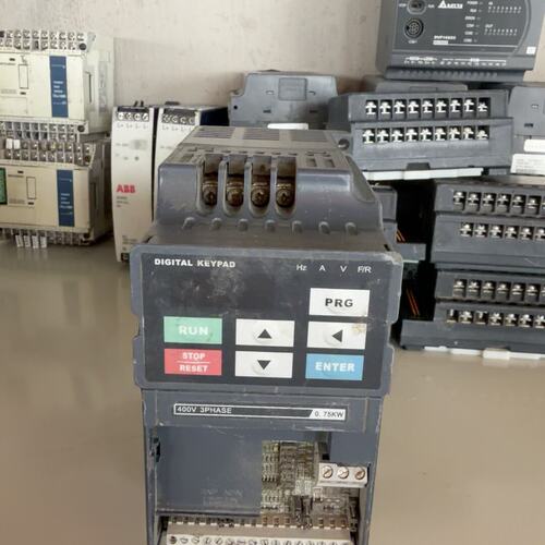 变频器，0.75KW，400V三相，带面板，实物拍的，成（议价）