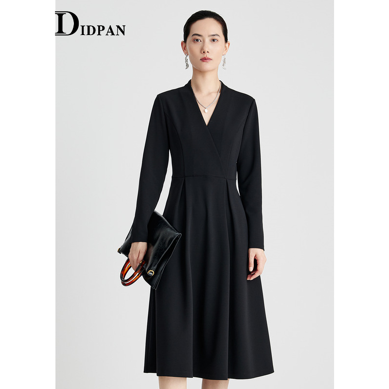 IDPAN黑色收腰V领连衣裙春秋季新款简约百搭显瘦气质高级长袖裙子