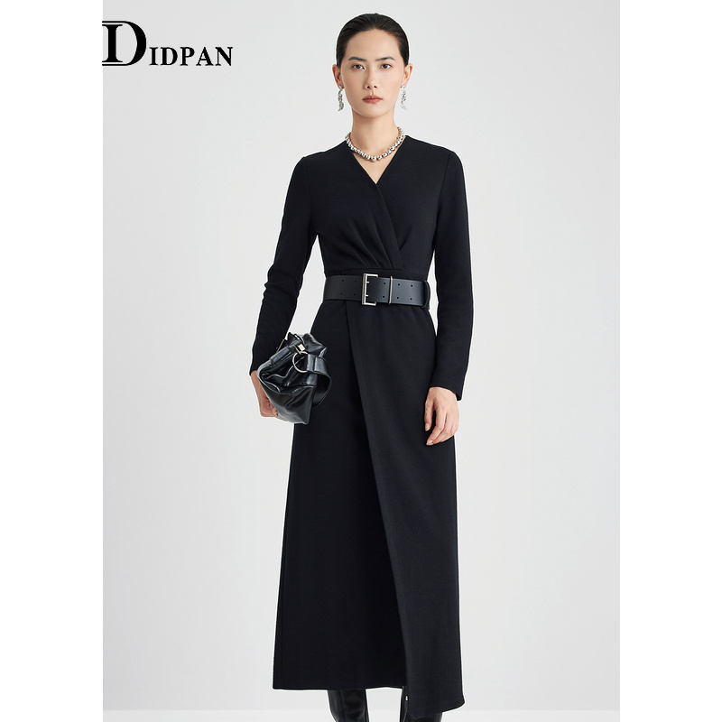 IDPAN女装长袖连衣裙冬季新款气质v领时尚百搭通勤精致小黑裙