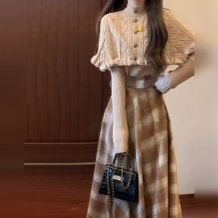 冬天穿搭斗篷毛衣连衣裙子女装秋冬2025超火高级感小个子香风套装