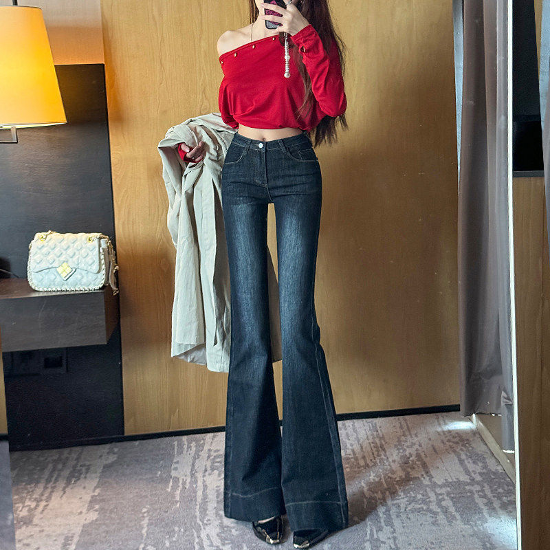 深蓝色高腰微喇叭牛仔裤