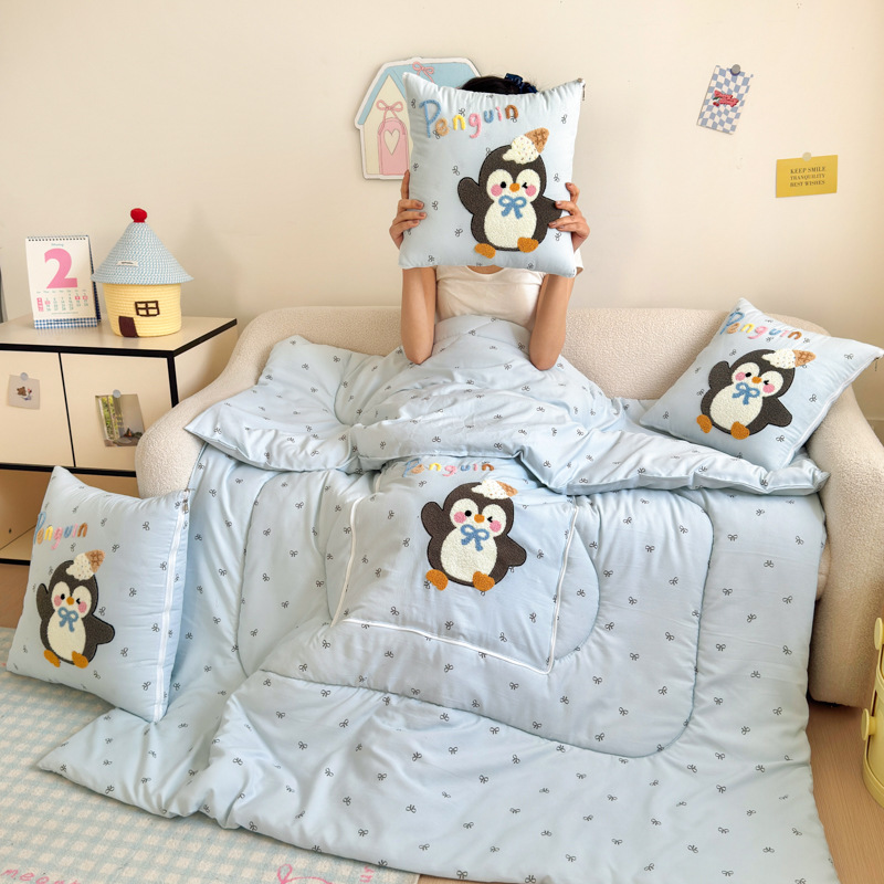 卡通企鹅抱枕被子两用汽车用靠垫办公室午睡枕头毯子二合一空调被