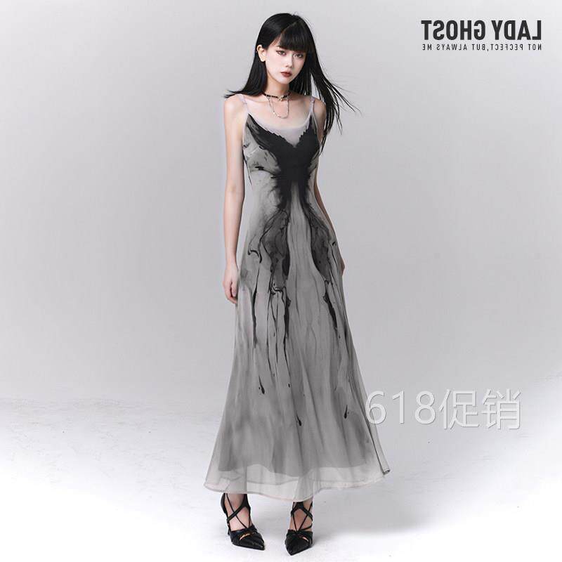 幽灵少女灰色吊带洋装子艺术生清冷感收腰包臀裙长版设计感穿搭