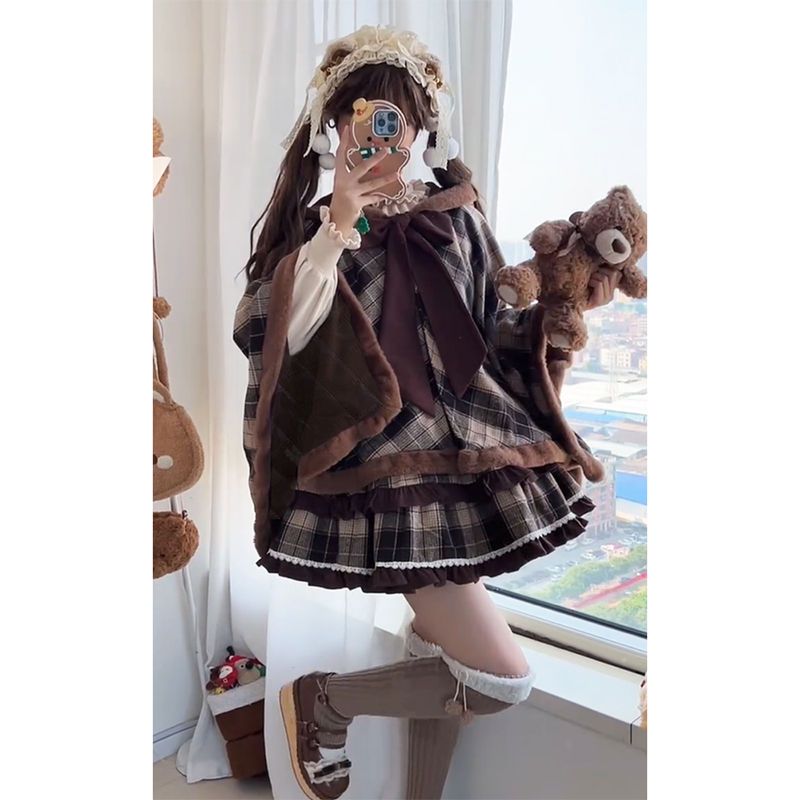 格子斗篷带帽毛呢保暖披风女+连衣裙+杏色上衣三件套