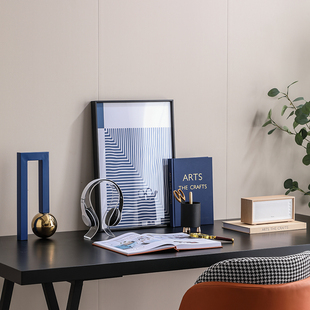 蓝色系样板房间书房桌面搭配套装软饰品音乐主题书桌摆件影响耳机