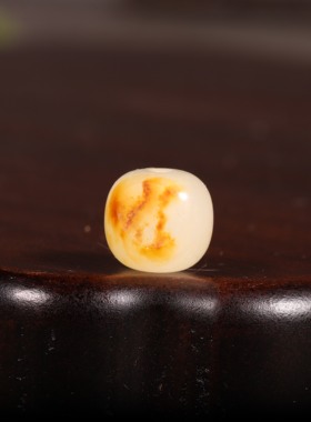 新疆和田玉籽料黄沁桶珠手串