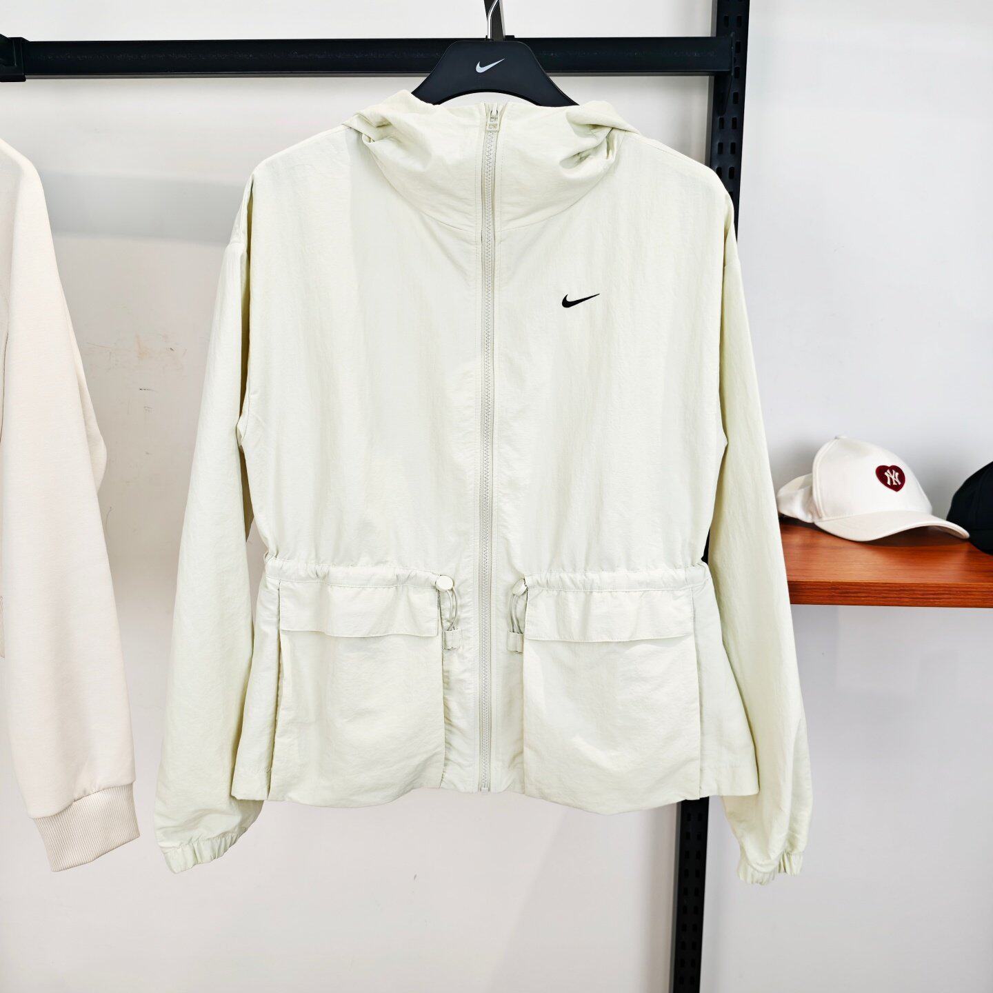 NIKE耐克女子外套连帽防风运动健身训练服梭织收腰休闲外套FN3670