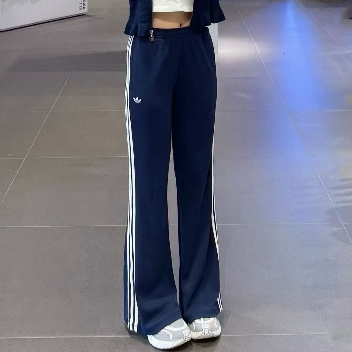 adidas三叶草女子显腿长喇叭裤