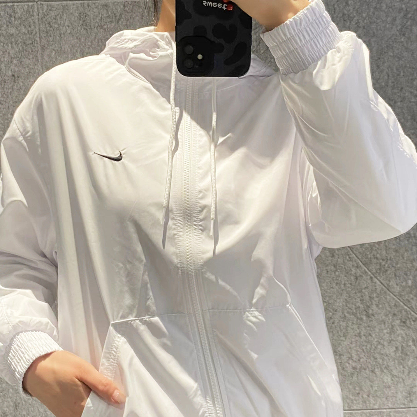 耐克女上衣连帽夹克防晒透气外套