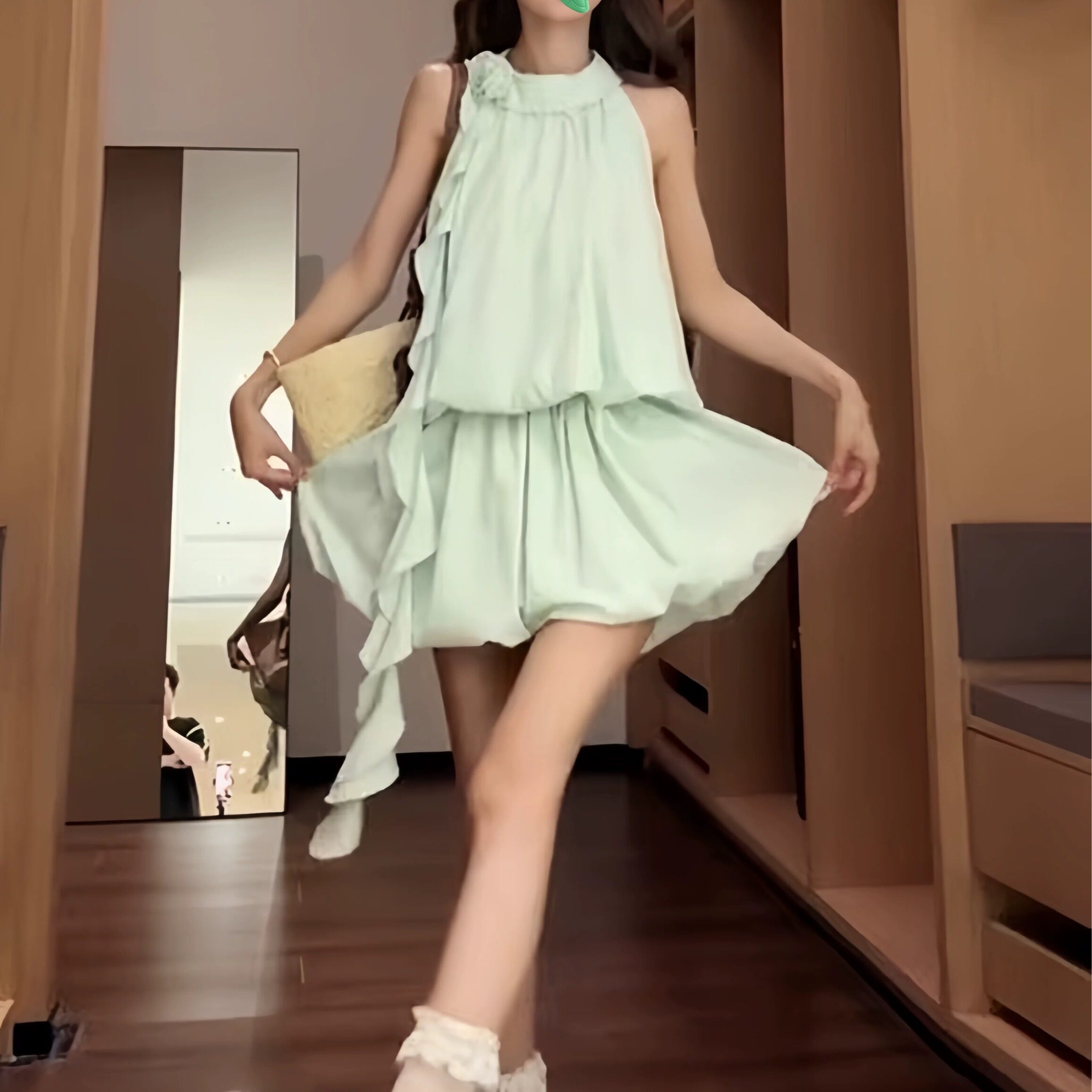 法式绿色挂脖无袖吊带连衣裙子女夏季2026新款小个子花苞短裙套装